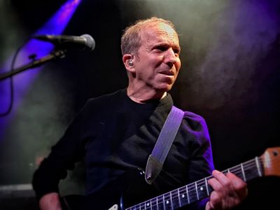 דני סנדרסון - פגישה אישית בבית קפה. כשאומרים גיבור גיטרה ישראלי - מתכוונים לדני סנדרסון. לא חשוב אם 