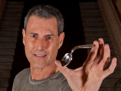 אורי גלר - כפית שהייתה שייכת למייקל ג'קסון. על החברות ארוכת השנים בין אורי גלר לבין הכוכב מייקל 