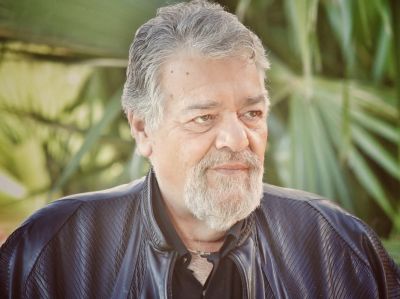 רפי גינת - פסל ייחודי- מתנה ממכבי ת"א כדורסל. הכרוז המיתולוגי של מכבי ת"א, שהרעיד את אולם יד אליהו 