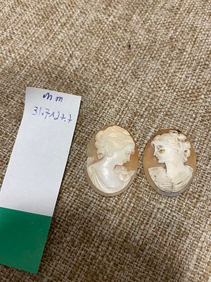 לוט 2 קמאו על צדף ויקטוריאני עתיק אחד שבור ומודבק בשני יש שבר זעיר