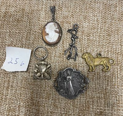 לוט 5 פריטים כסף ישנים. בפריט 1 שבור לולאה מאחורה מסומן בחץ בתמונה שוקל 25 גרם. קמאו