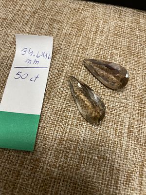 אבן ציטרין מרהיבה בליטושה. 2 אבנים 
34.6x16mm 
50ct