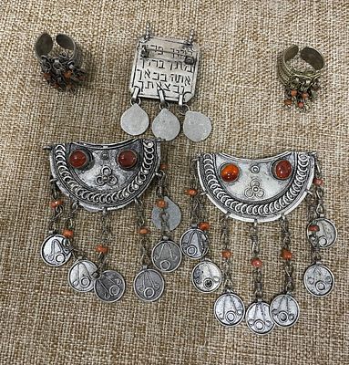 לוט 5 פריטים כנראה תכשיט לכלה עם ברכה(קמע) תליון/סיכה וטבעות עם קורלים