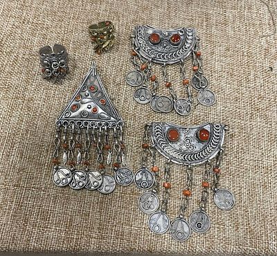 לוט 5 פריטים כנראה תכשיט לכלה עם ברכה(קמע) תליון/סיכה וטבעות עם קורלים