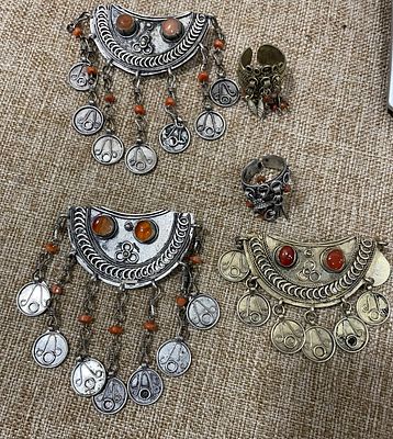 לוט 5 פריטים כנראה תכשיט לכלה עם ברכה(קמע) תליון/סיכה וטבעות עם קורלים