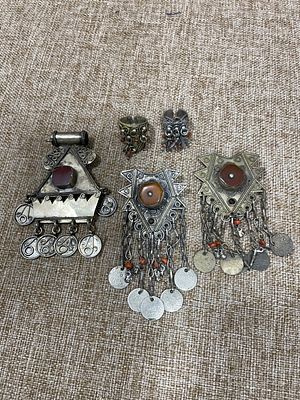 לוט 5 פריטים כנראה תכשיט לכלה עם ברכה(קמע) תליון/סיכה וטבעות עם קורלים