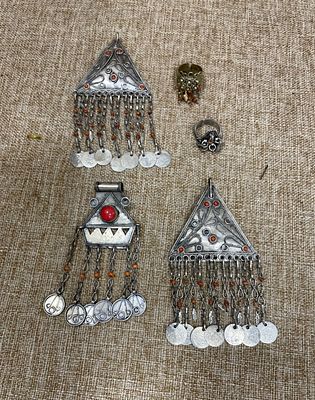 לוט 5 פריטים כנראה תכשיט לכלה עם ברכה(קמע) תליון/סיכה וטבעות עם קורלים