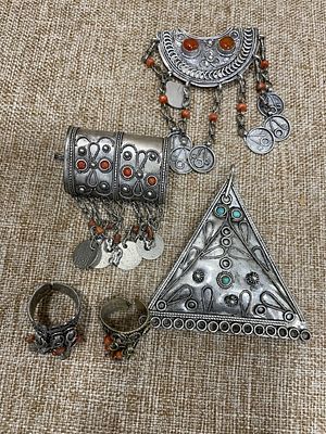 לוט 5 פריטים כנראה תכשיט לכלה עם ברכה(קמע) תליון/סיכה וטבעות עם קורלים