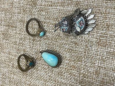 לוט 4 פריטים אירניים
תליון נחושת עם טורקיז טבעי
2 טבעות נחושת עם אבן טורקיז טבעי
1 עגיל בודד עם 