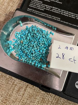 קבושונים אבני טורקיז טבעי שוקל28.00 כרט. קוטר 2ממ