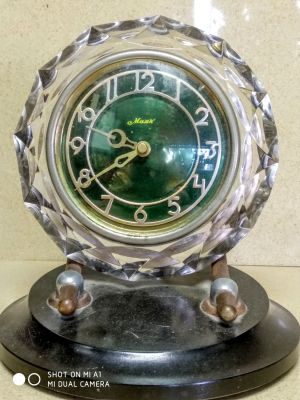 שעון נוי רוסי. שעון רוסי תקין עובד במצב טוב מאוד לגילו שנות 70 גובה 23סמ רוחב 19סמ