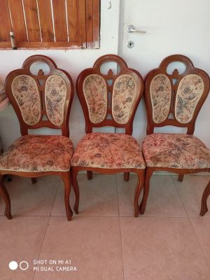 3 כיסאות מעץ מלא וויטאג
. 3 כיסאות מעץ מלא עם בד דמוי ריקמה גובה 104 ס''מ רוחב 50 ס''מ 
הבד זקוק 