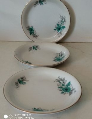3 צלוחיות קטנות מפורצלן. 3 צלוחיות קטנות ויפות מפורצלן חתום