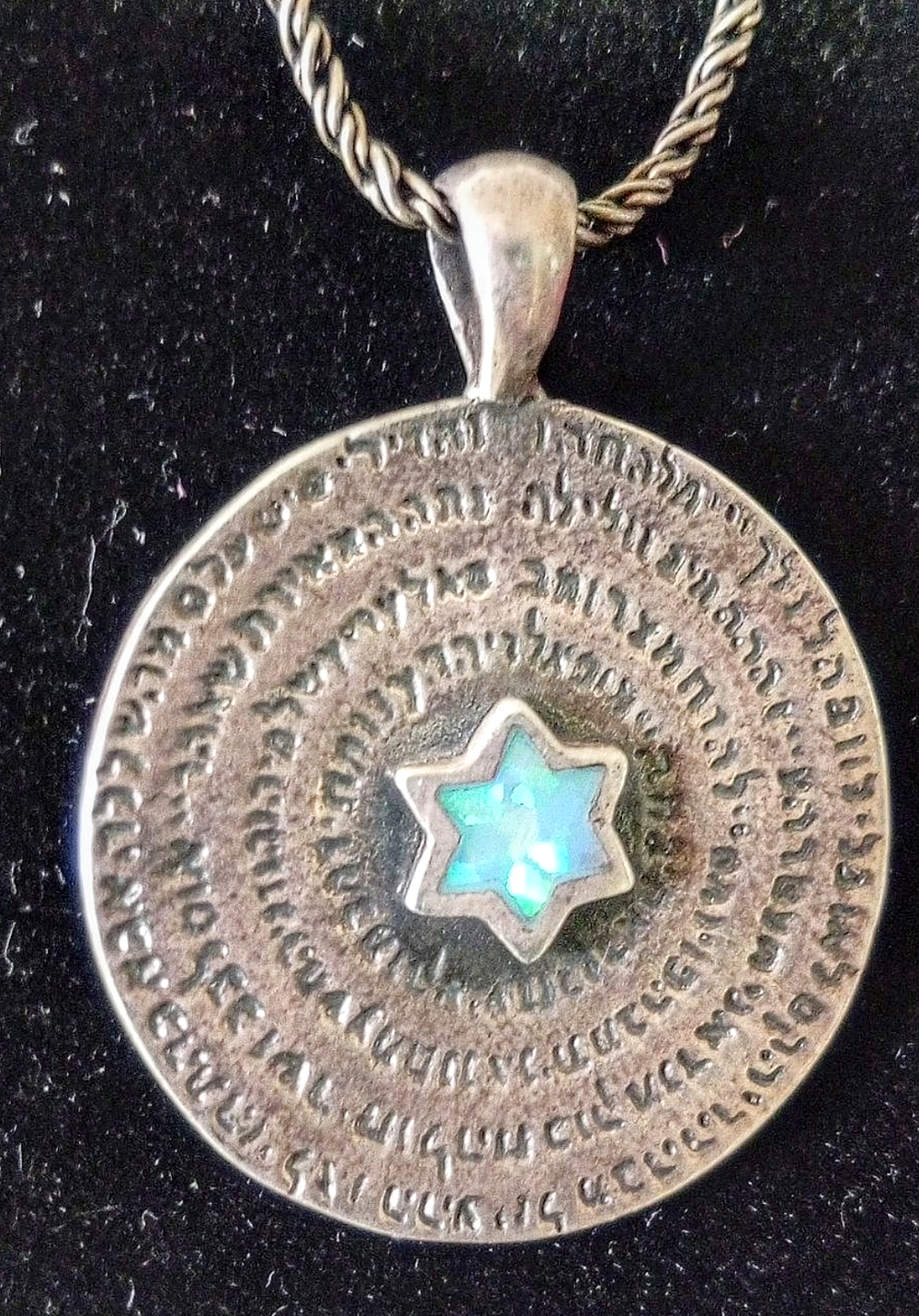 שרשרת קמע שמירה עם מגן דוד + אבן חן. אורך 27 ס''מ מצב סגור