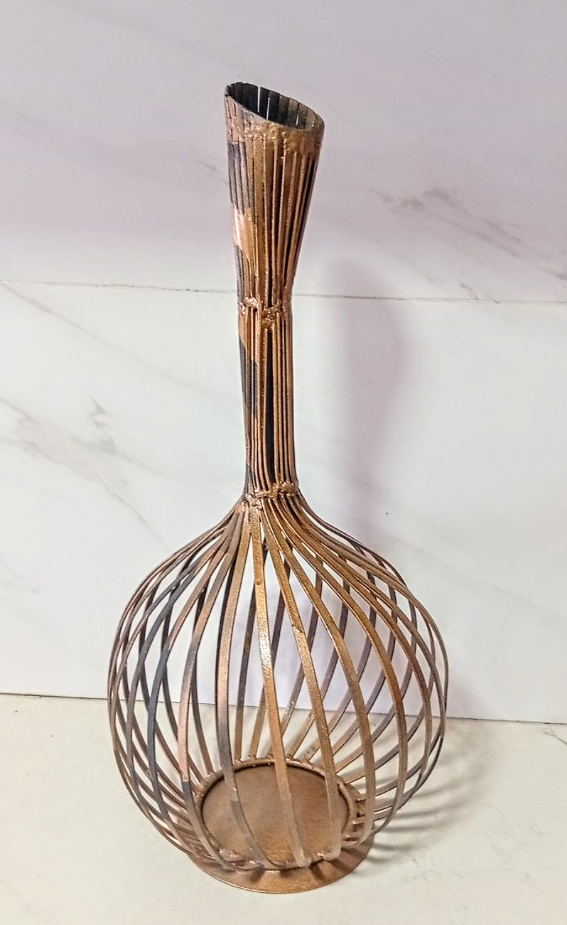 אגרטל מתכת לדקורציה . גובה 43 ס''מ