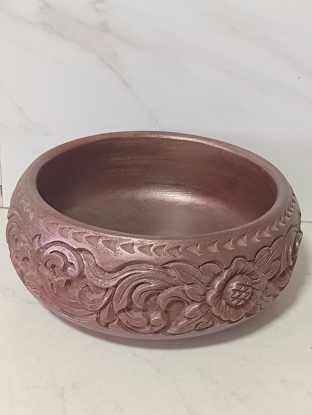 קערה מעץ יפיו עבודת אומן מסיבית ויפה . קוטר 24 ס''מ גובה 11 ס''מ