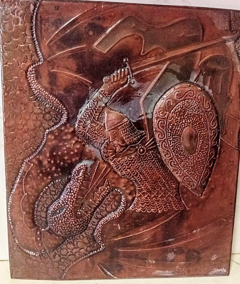 תמנונה מנחושת של הרקולס. נלחם הדרקון מוצמד ללוח עץ. 30/37 ס''מ