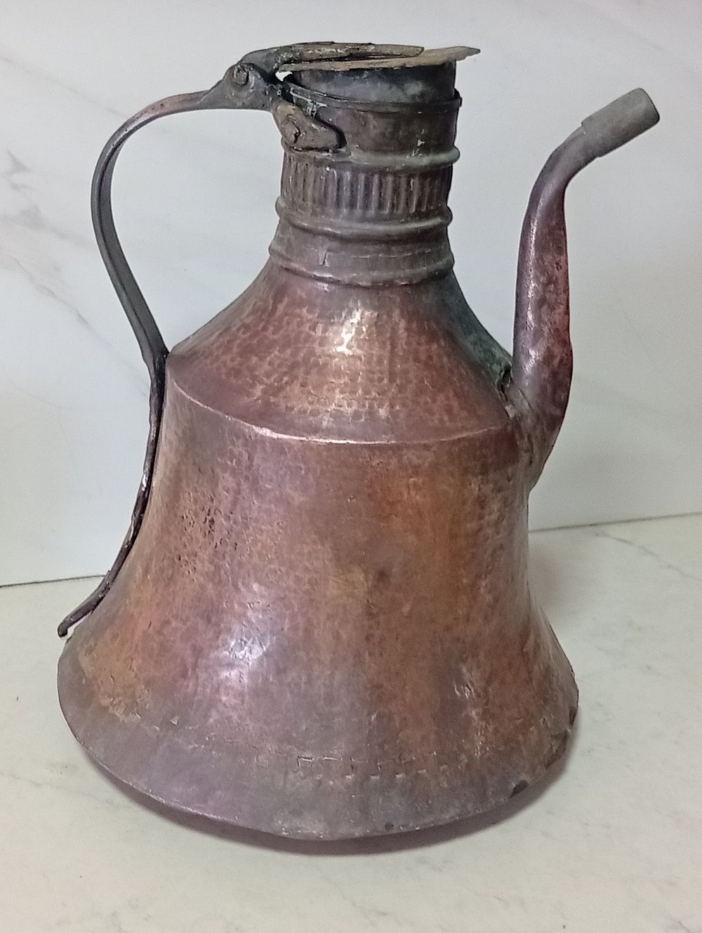 קנקן מנחושת אדומה עבד ומסיבי מאוד מה 18/19 במצב טוב מאוד לגילו . גובה 32 ס''מ קוטר תחתון 25 ס''מ