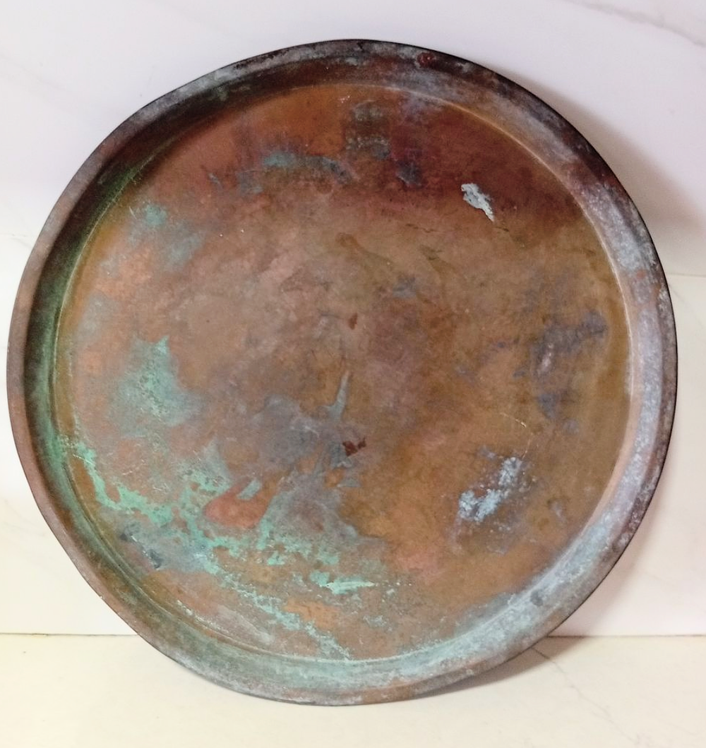 מגש גדול ממדים במצב טוב מאוד כבד מסיבי זקוק לניקוי אוהב מנחושת אדומה כבד מאוד!!!! במצב טוב מאוד 