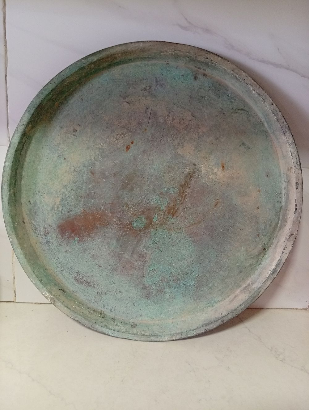 מגש גדול ממדים מנחושת סימני פטינה רבים יש פגם קטן מצולם