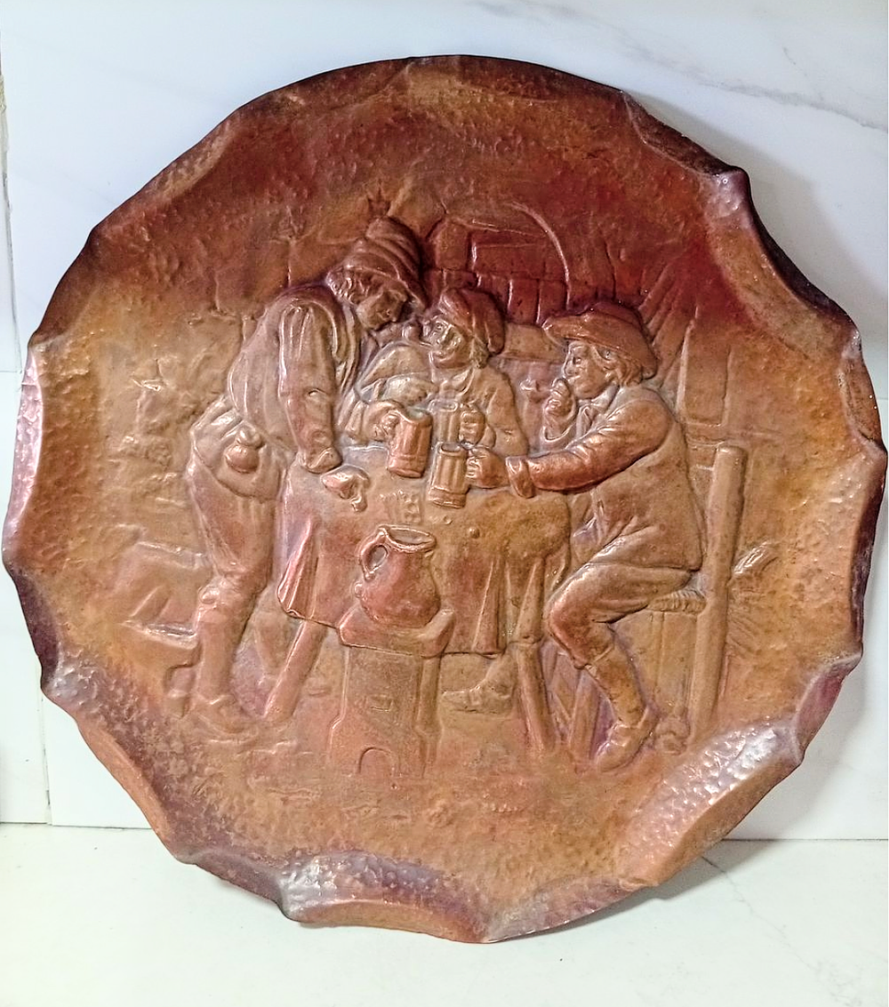 "בירה עם החברה " מגש נחושת אדומה מיועד לתלייה על הקיר עבוט של אומן יפיפיה חתום קוטר 50 ס''מ מצב 