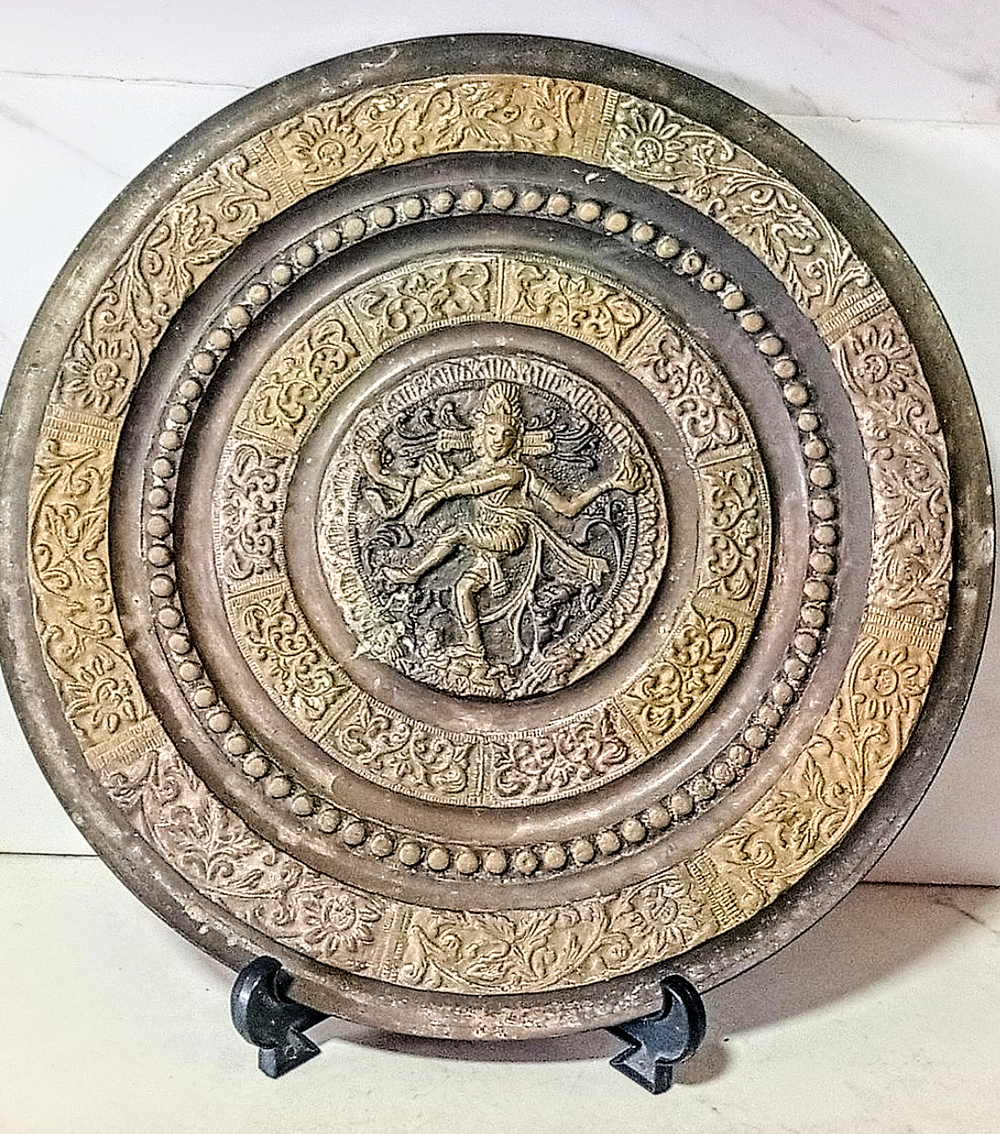 מגש / תמונה מברונזה יציקה מלאה של שיבא רוקדת, עבודת יד יפה מצב טוב מאוד קוטר 36 ס''מ 
שרשרת כסף 