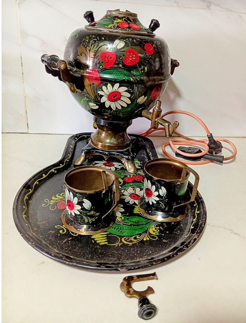 סמובר רוסי+ מגש+2 מחזיק כוסות עבודת יד יפה סימני שימוש יש כבל ידית של ברז זקוק לתיקון מצב לגילו טוב