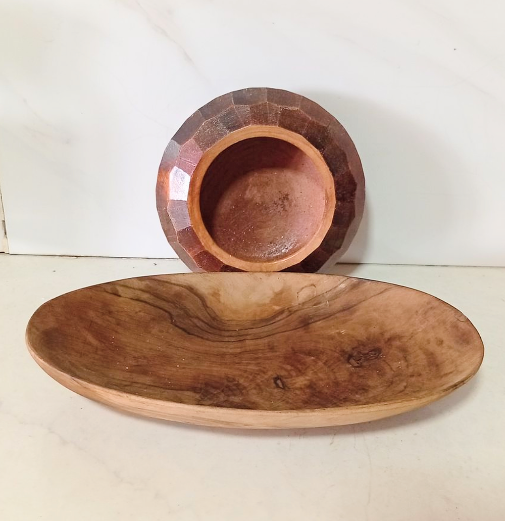 זוג קערות מעץ הזית עבודת יד יפה בול מס קניה . 26/14 ס''מ 
קוטר העגולה 15 ס''מ