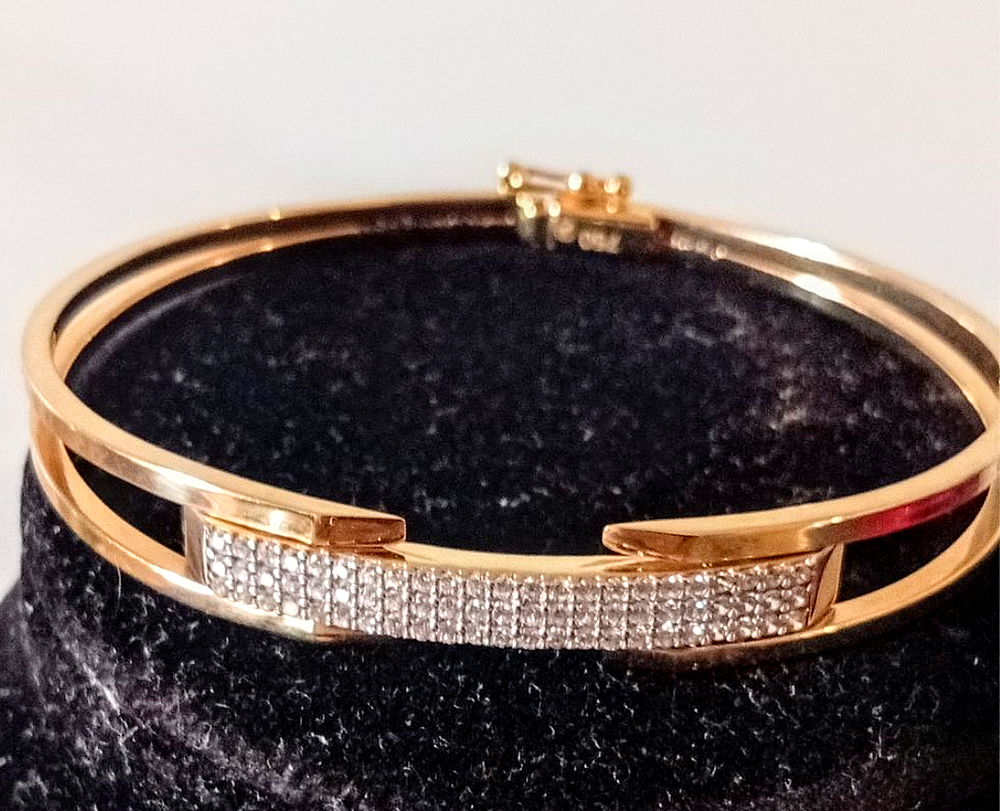 צמיד זהב 18k קשיח חדש לגמרי עם אבני זרקוניה משקל 10.1 גר' קוטר הצמיד , עובי הצמיד ראו צילום