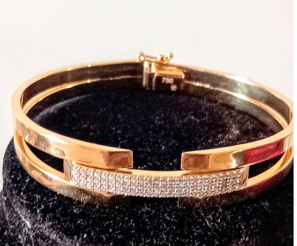 צמיד זהב 18k חדש לגמרי עם אבני זרקוניה. משקל 15.8 גר' 
עובי הצמיד וקוטר הצמיד ראו צילום