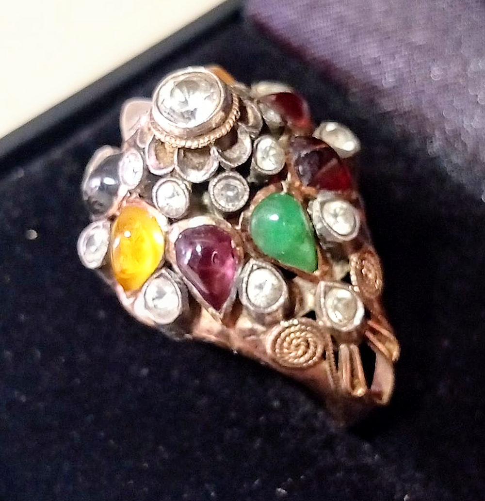 טבעת זהב עתיקה " הנסיכה " 14k עם אבני חן טבעיות (לא נבדקו) יפיפיה במיוחד גדולה ומרשימה. משקל 8.1 