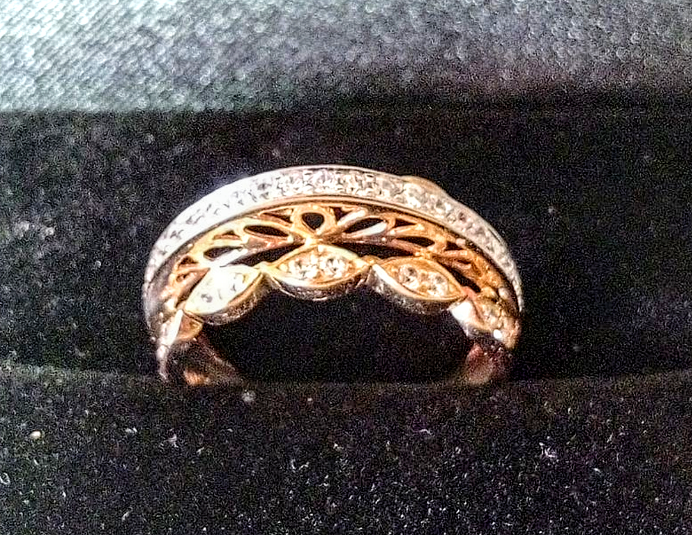 טבעת זהב חדשה לגמרי עיצוב אבני זרקוניה מידה 8 משקל 3.5 גר' חתום