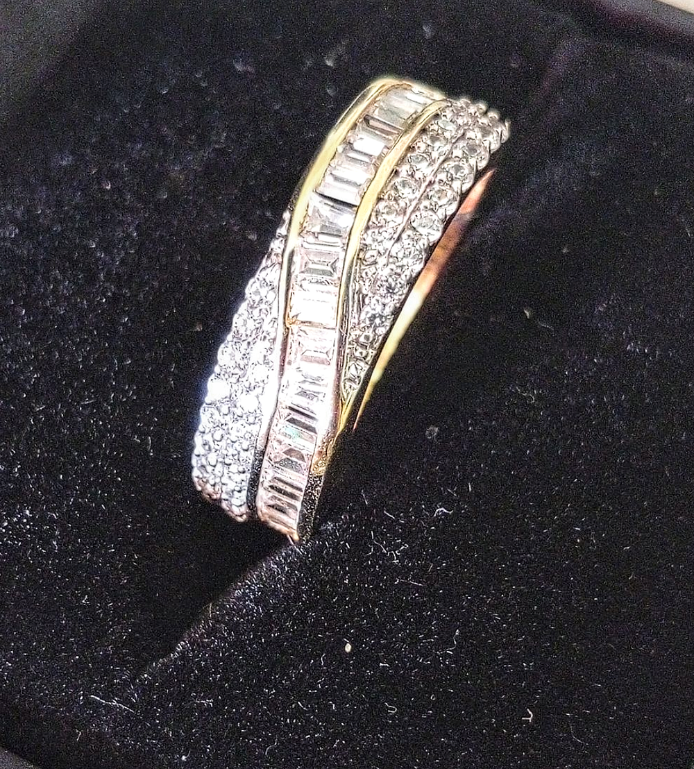 טבעת זהב חדשה לגמרי עם שיבוץ אבני זרקוניה גם בצורת בגטים. משקל 3.5 גר'. גודל 8 חתום