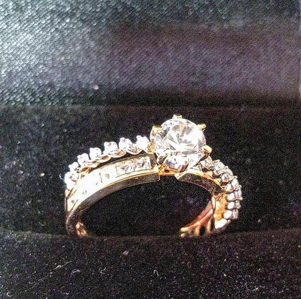 טבעת זהב 18k חדשה לגמרי עם שיבוץ זרקוניה יפיפיה עיצוב מיוחד. גודל 8/9 משקל 4 גר'