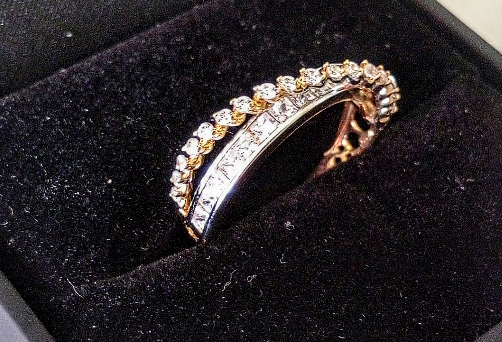 טבעת זהב 18k חדשה 
לגמרי זהב צהוב לבן שיבוץ אבני זרקוניה. מידה 8 משקל 3.3 גר'