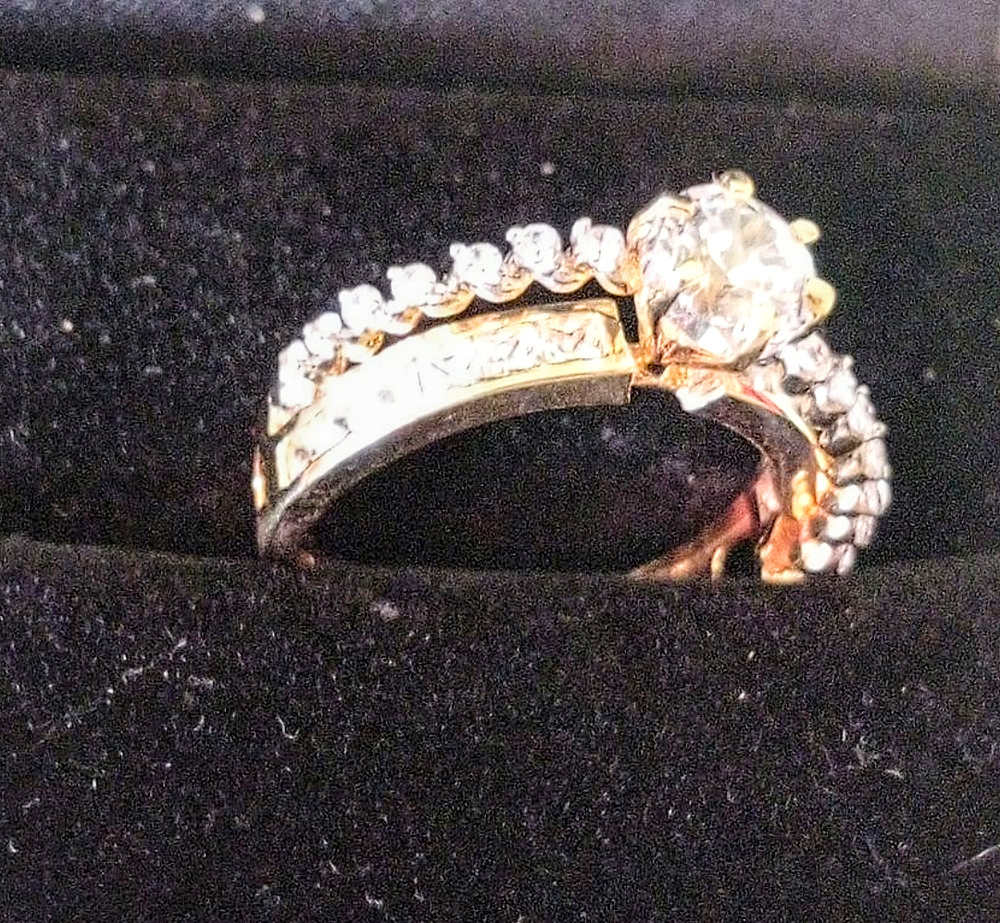 טבעת זהב 18k חדשה לגמרי עיצוב מיוחד עם שיבוץ זרקוניה מידה 8/9 משקל 4 גר'