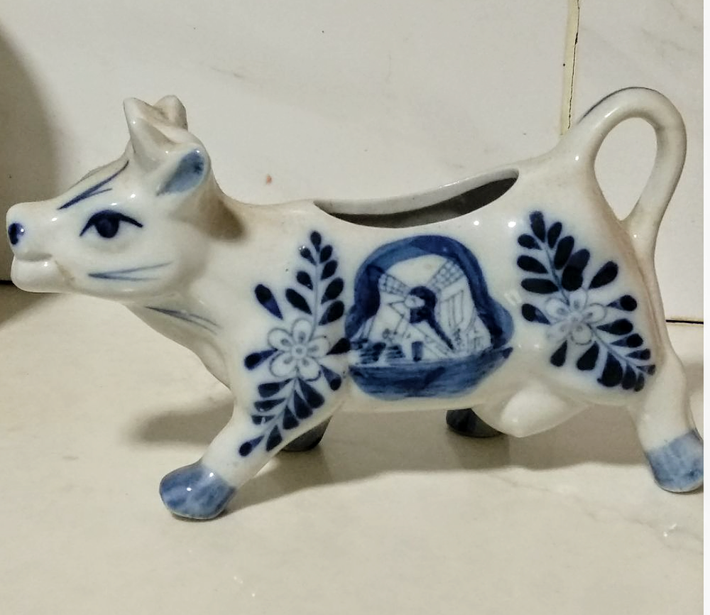 'כלי פורצלן הולנדי למזיגה של שמן/ רוטב חתום עבודת יד יפיפייה . צ'יפ מינורי באוזן לא מורגש ראו צילום