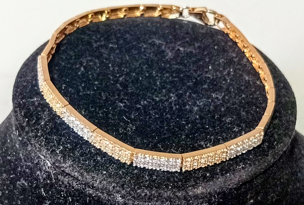 צמיד + טבעת זהב 18k עם שיבוץ אבני זרקוניה חדש לגמרי. מידה טבעת 7/8 
צמיד 19 ס''מ מצב פתוח 
משקל 