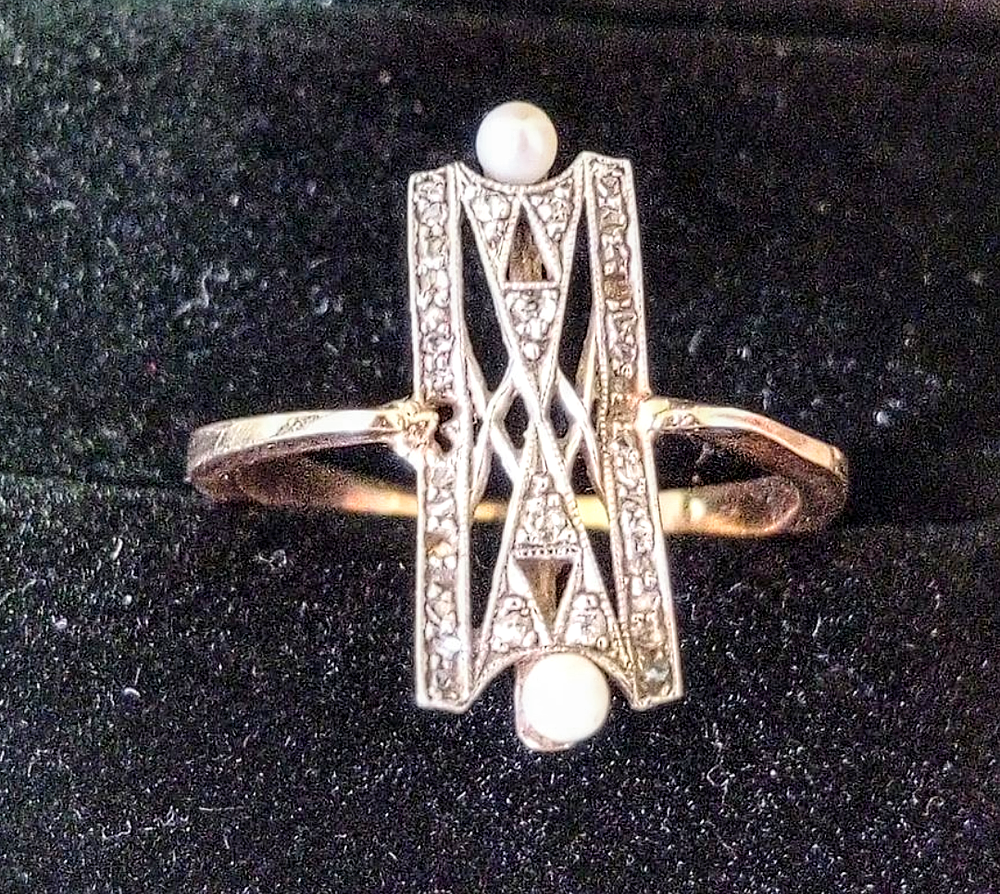 טבעת זהב 14k עתיקה עם יהלומים זוג פנינים טבעיות מיוחדת ויפה. משקל 3.2 גר' גודל 8