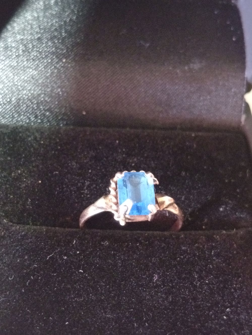 טבעת עתיקה זהב אדום 14k. משקל 1.5 גר' 
מידה 6