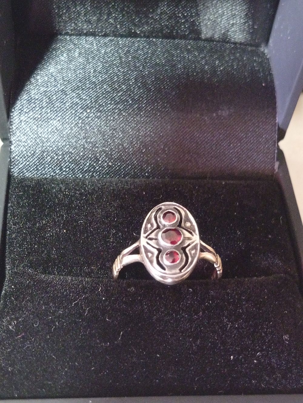 טבעת זהב צהוב לבן עתיקה עבודה יהודית עם חותמת כולל אבני חן רובי , ככל הנראה עבודה יפיפיה. גודל 7 