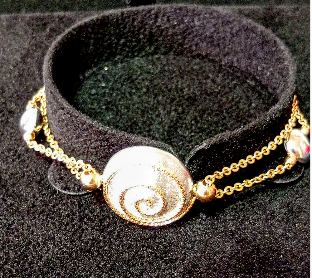 צמיד מעצבים מיוחד של זהב 18k חדש לגמרי שילוב זהב צהוב לבן. חתום 
אורך 17.5 ס''מ 
משקל 8.3 גר'