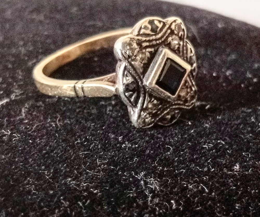 טבעת זהב צהוב לבן שיבוץ ספיר ויהלומים עתיקה אנגלית עבודה יפיפיה ואיכתית. משקל 3 גר' גודל 7