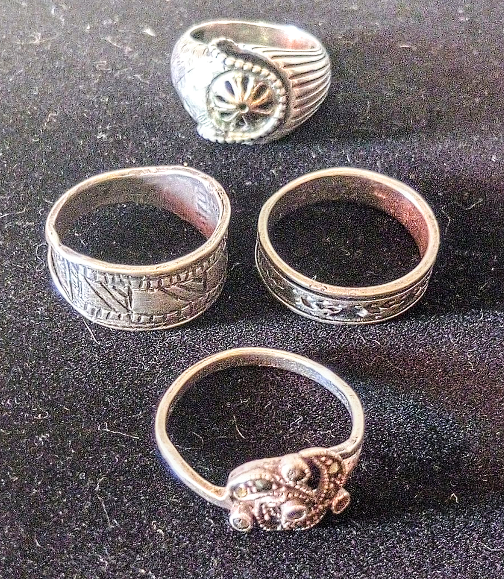 4 טבעות כסף ישנות עד עתיקות מכסף מיוחדות משקל 16.2
גר' גודל 7/8/9