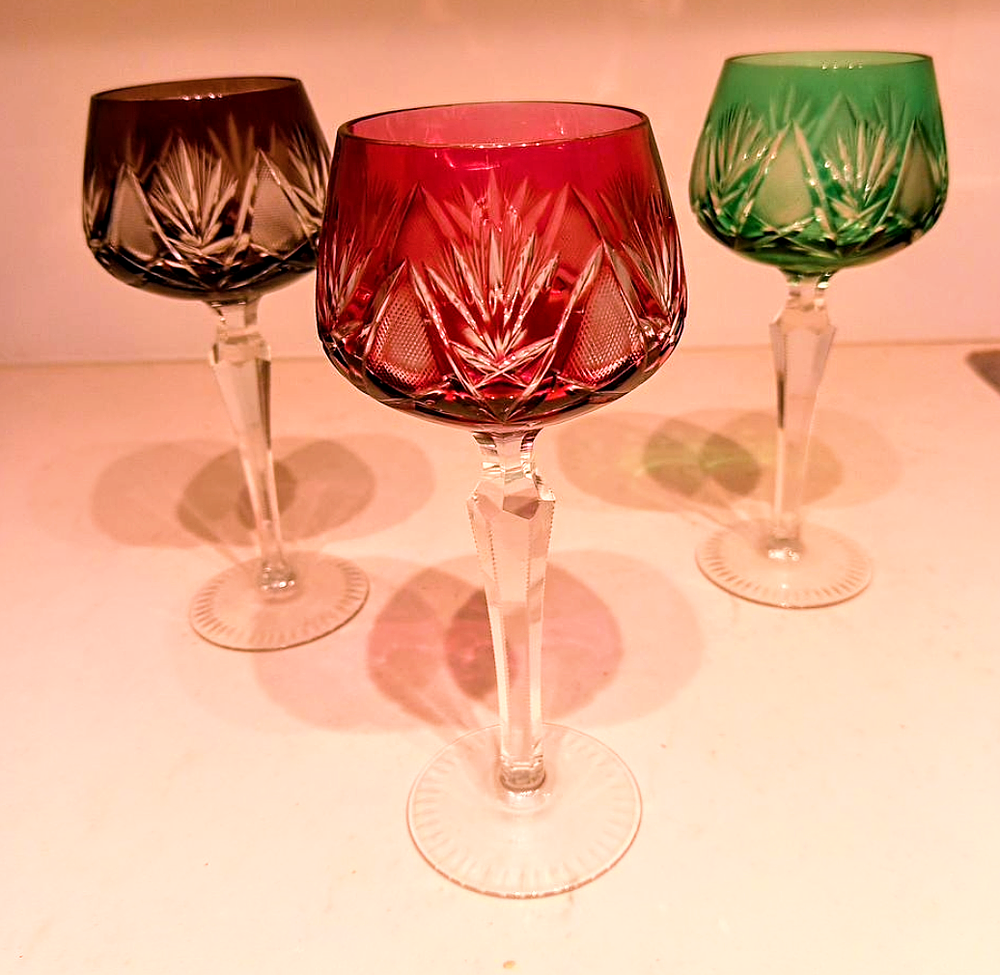 3 גביעים מקריסטל בוהמי צבעוניים יפיפיות . 20 ס''מ גובה