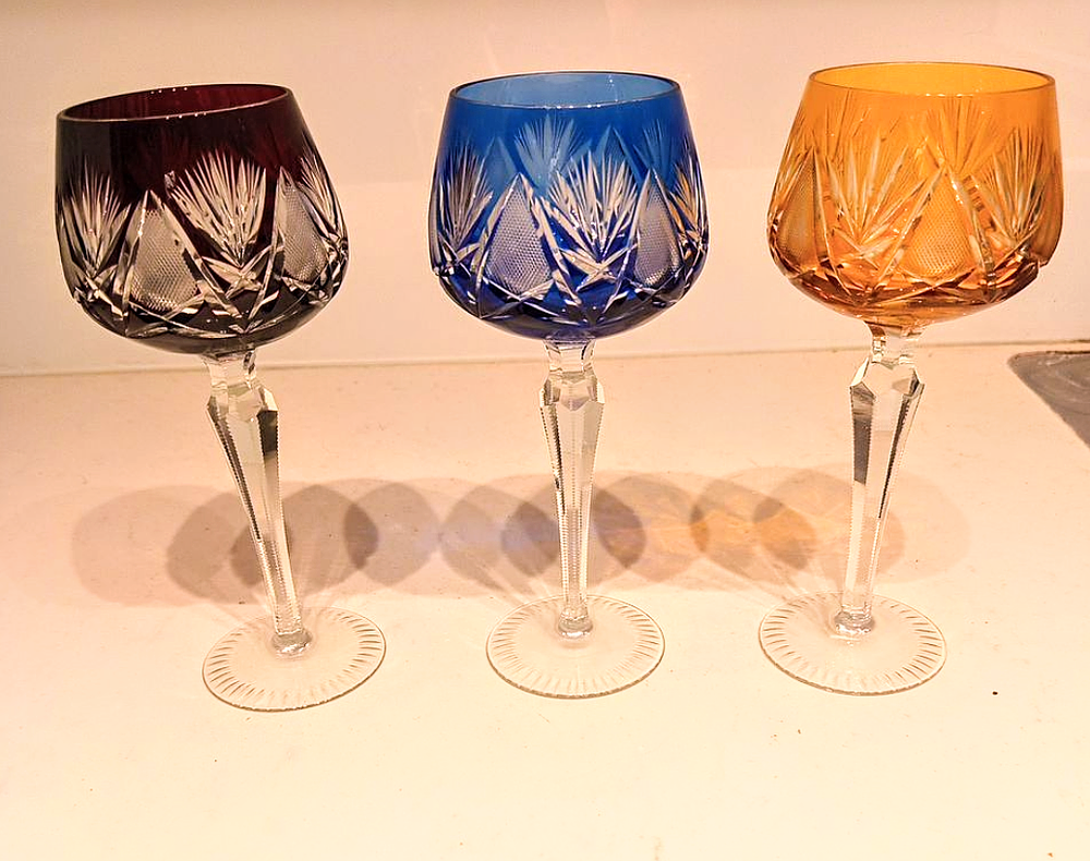 3 גביעים מקריסטל בוהמי צבעוניים יפיפיות . גובה כל כוס 20 ס''מ