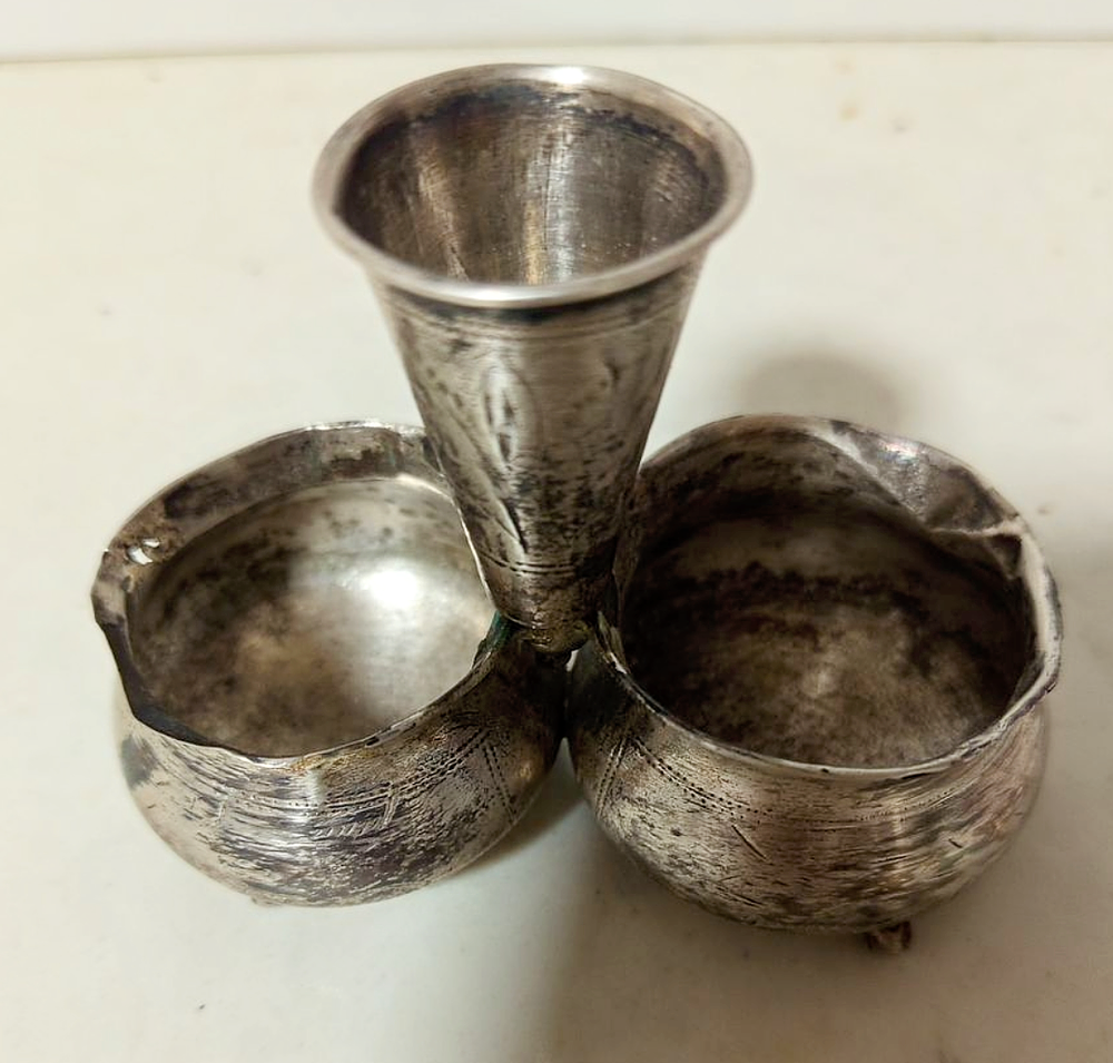 מלחיה פלפליה כסף מתקופה הצארית של רוסיה חתום. גובה 8 ס''מ עשר על 5 ס''מ אורך רוחב 
משקל 57 גרם 