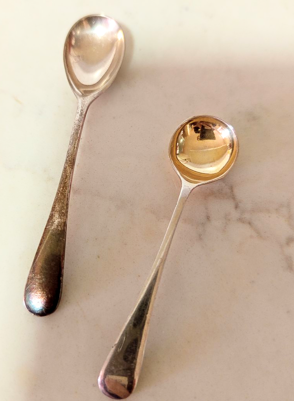 2 כפיות קטנות. שתי כפיות קטנות כסף חתום משקל 12 גר' 
ככל הנראה אמפריה רוסית מספר חתימות 
אורך 