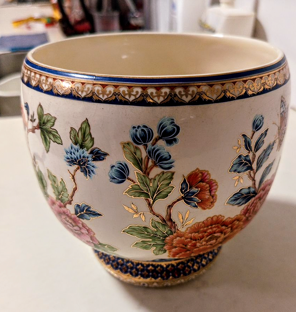 עציץ אגרטל עבודת יד מאויירת נגיעות זהב אמיתיות 
הבלטת פרחים נוסח קלוזונה 
גובה 16 ס''מ 
קוטר 14 