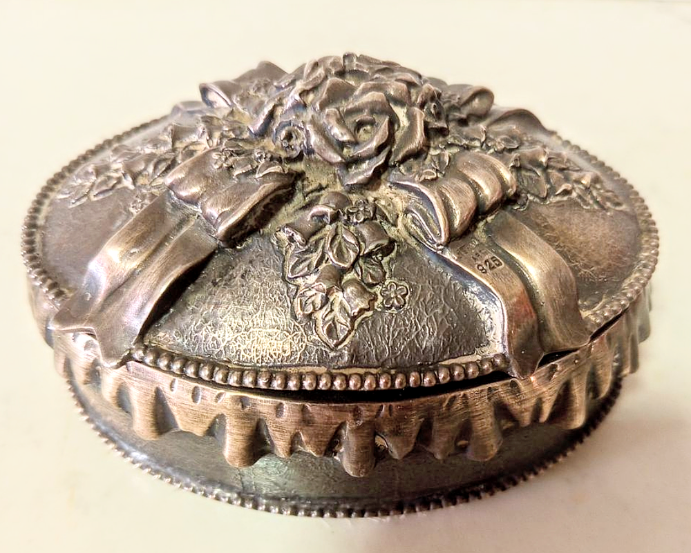 קופסת כסף יוקרתית. קופסת כסף לתכשיטים 
כסף מכובד 932 
תוצרת ישראל מצב מושלם עבודת יד כבד מסיבי 